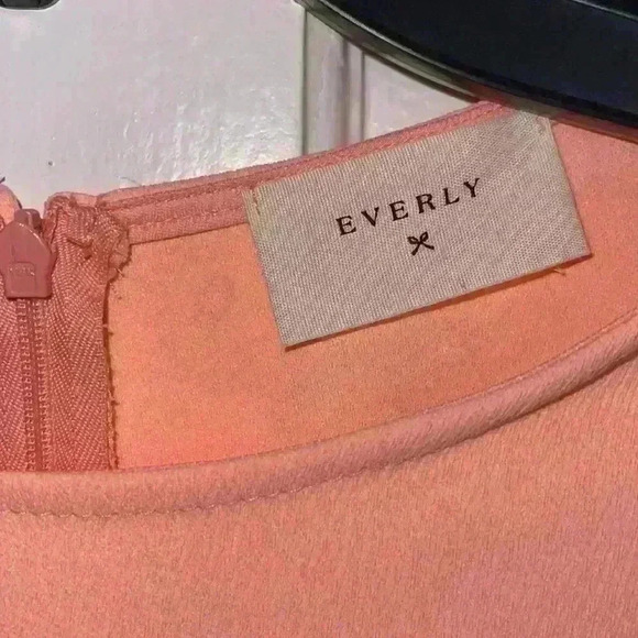 Everly peach scallop sleeve shift dress - Picture 3 of 4